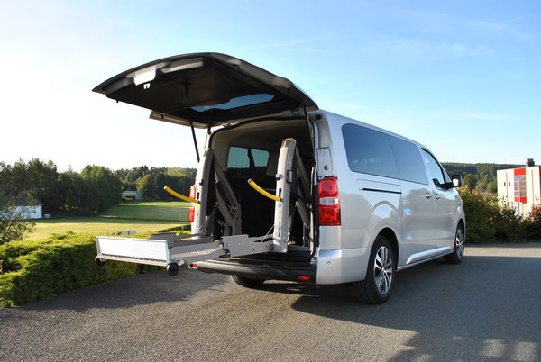 Lift au sein d'une Peugeot Traveller