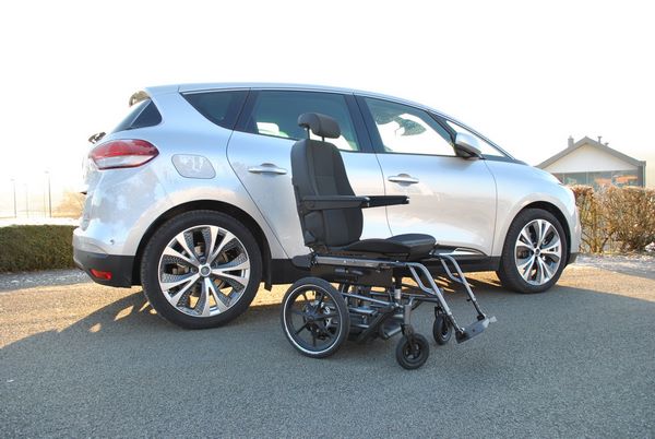 Chargement d'un fauteuil dans une Renault Scénic