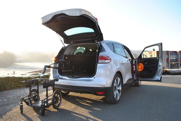 Transport de fauteuil roulant au sein d'une Renault Scénic