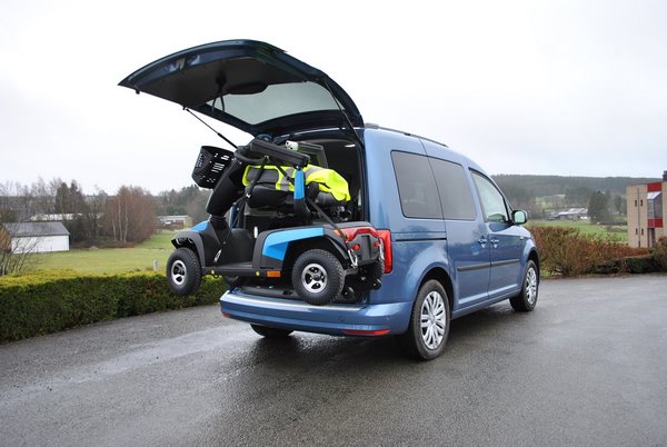 Chargement d'une chaise roulante au sein d'un VW Caddy