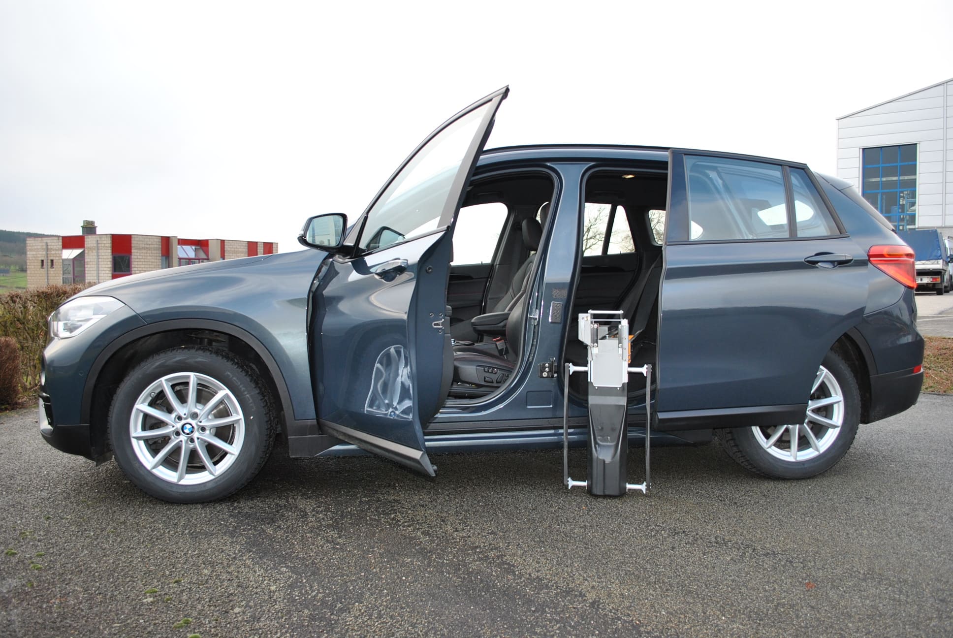 Robots de chargement au sein d'un véhicule adapté : ACM Mobility Car