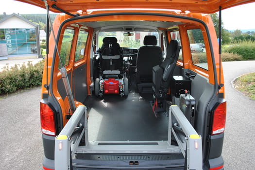 Accès à l'arrière du véhicule VW T6 via le lift