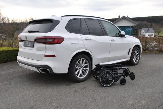 Véhicule BMW X5 avec adaptation du siège