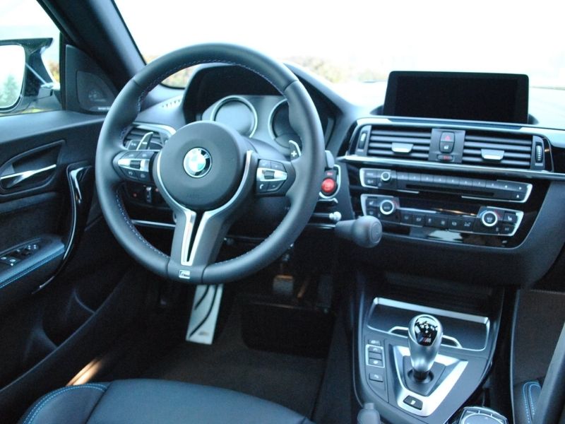 bmw-m2-competition-interieur-paraplegie