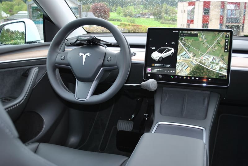 Cercle accélérateur derrière le volant - Tesla Y