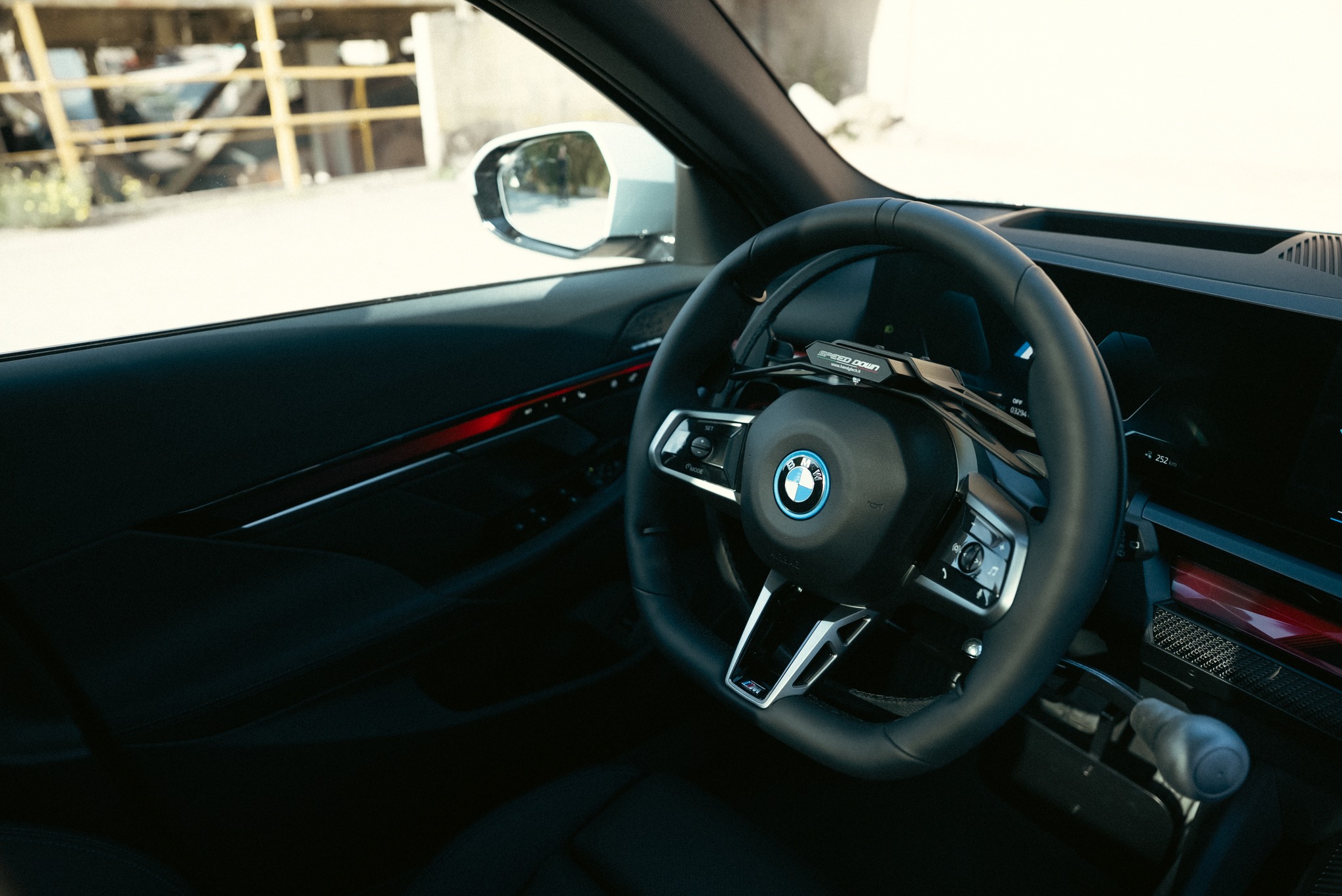 BMW i5 touring cercle accelerateur