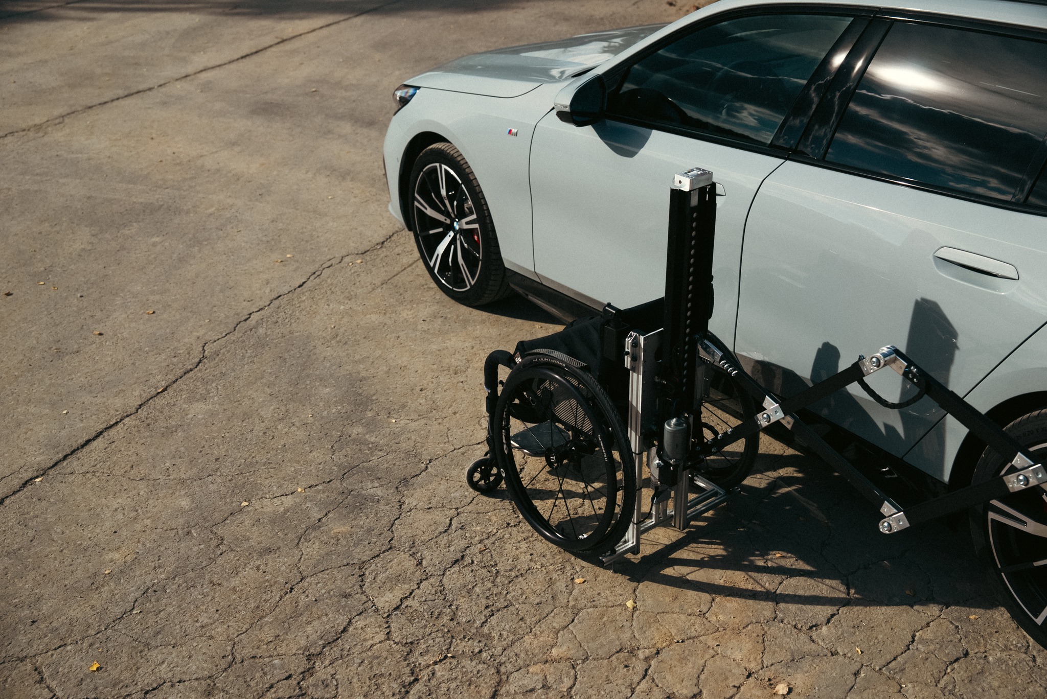 BMW i5 touring - robot chaise roulante