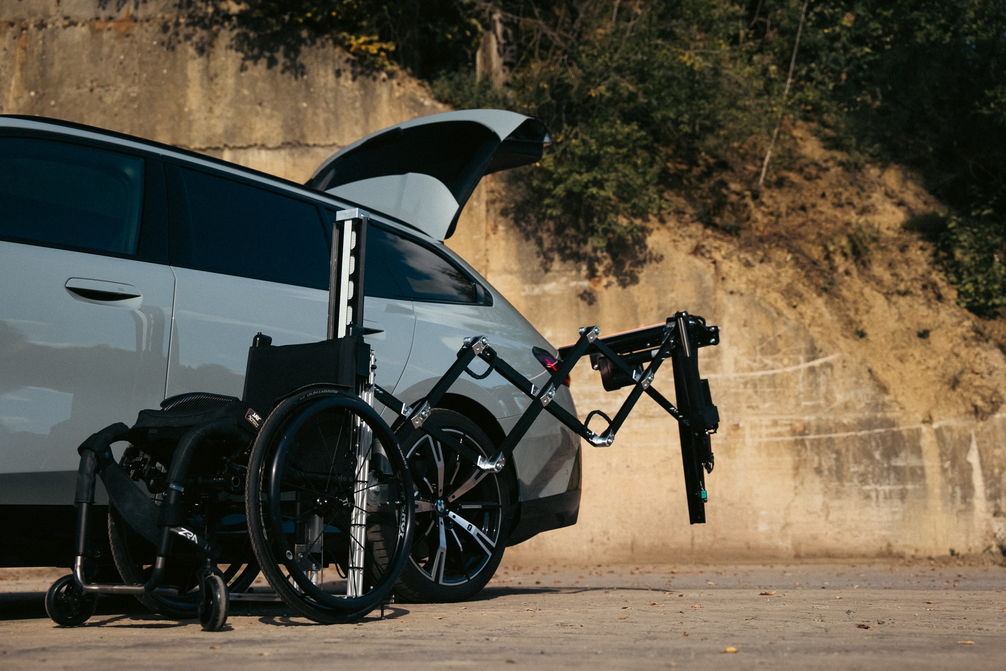 bmw-i5-touring-robot-chargement-CR