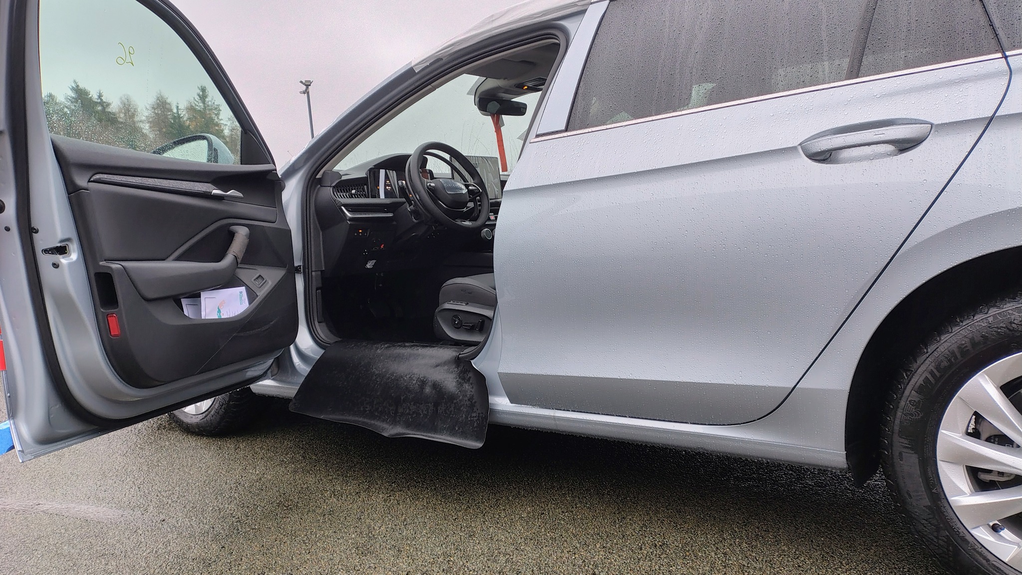 skoda-superb-combi-bavette-protection-conducteur