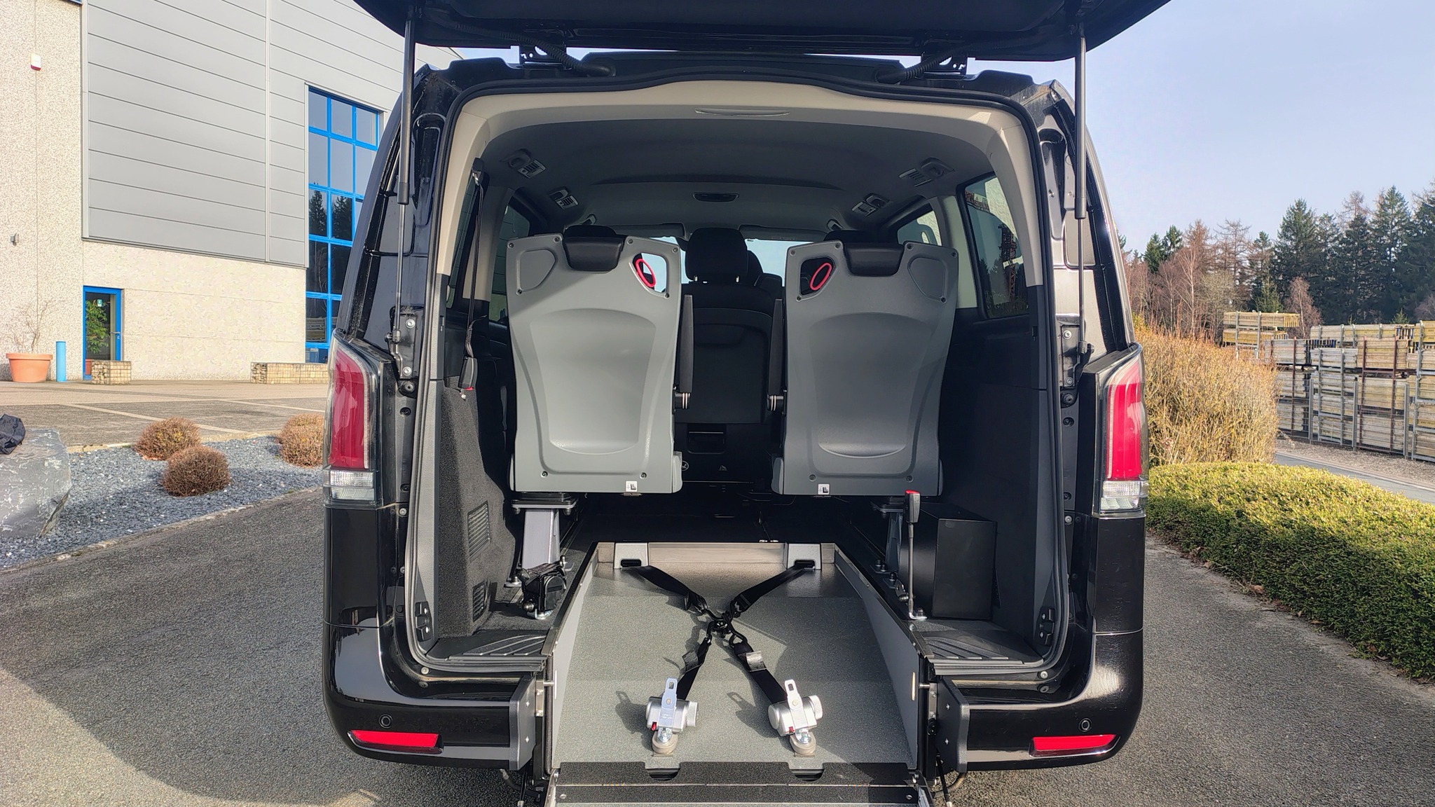 Sièges pliables dans Mercedes-Benz Vito L2 TPMR