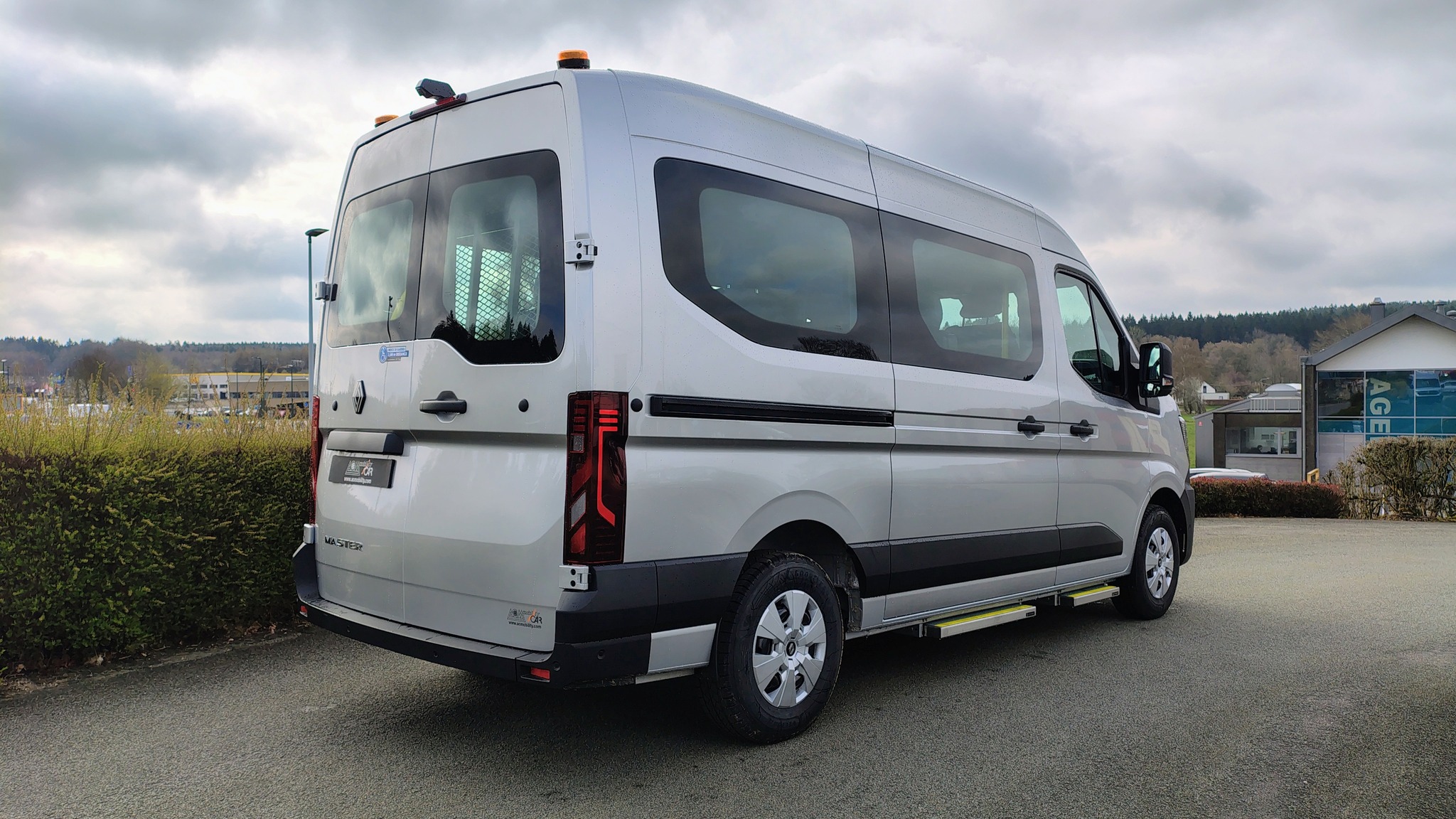 Renault Master L2H2 aménagé pour le transport collectif PMR