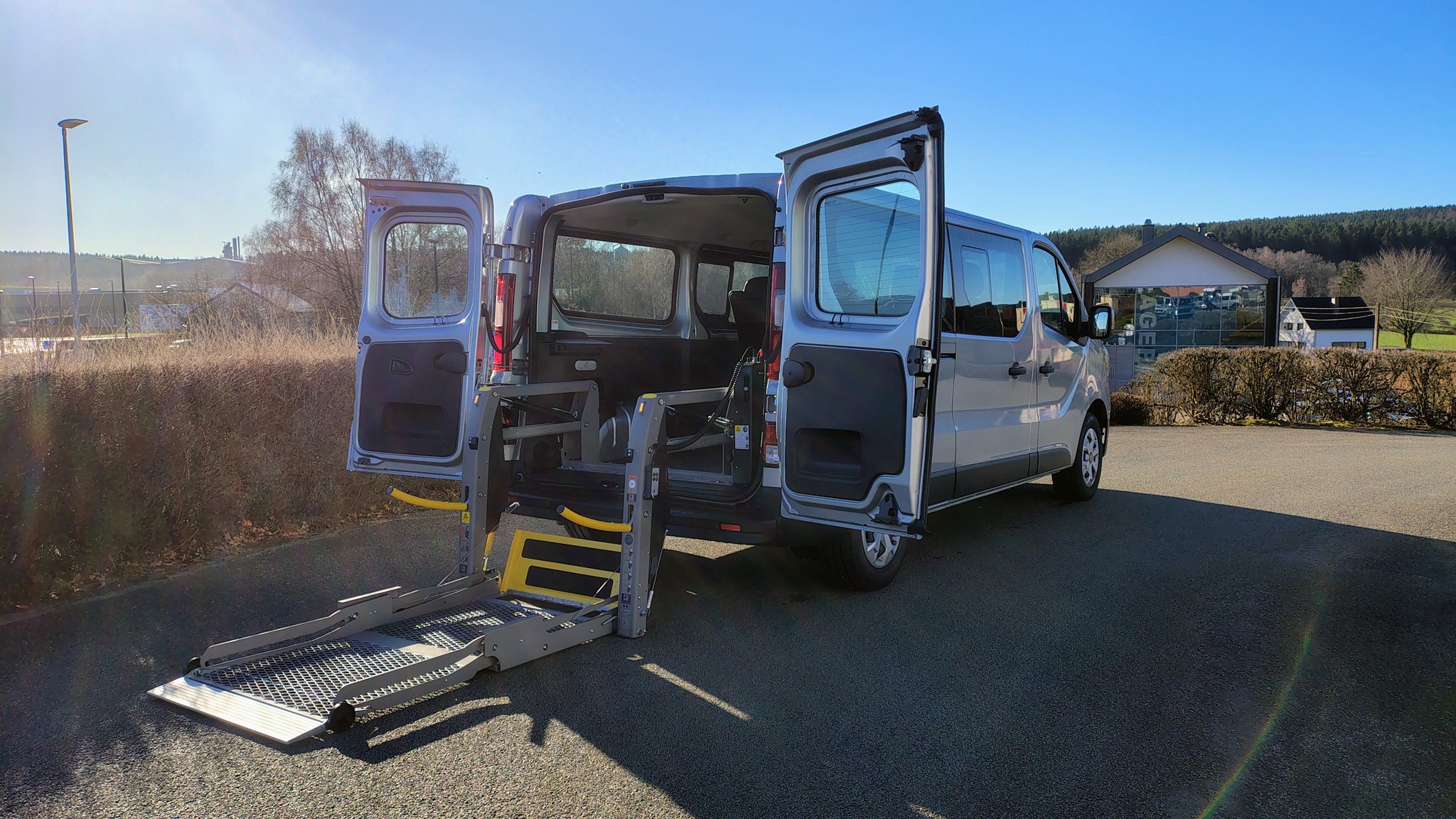Véhicule Renault Passenger L2 pour transport PMR Lift