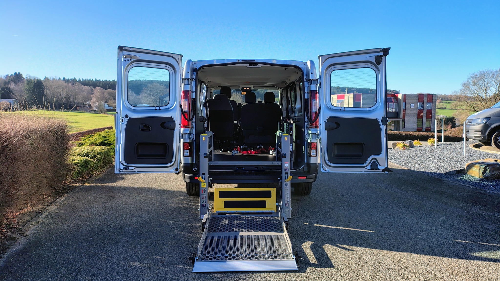Lift arrière électro-hydraulique sur Renault Passenger L2