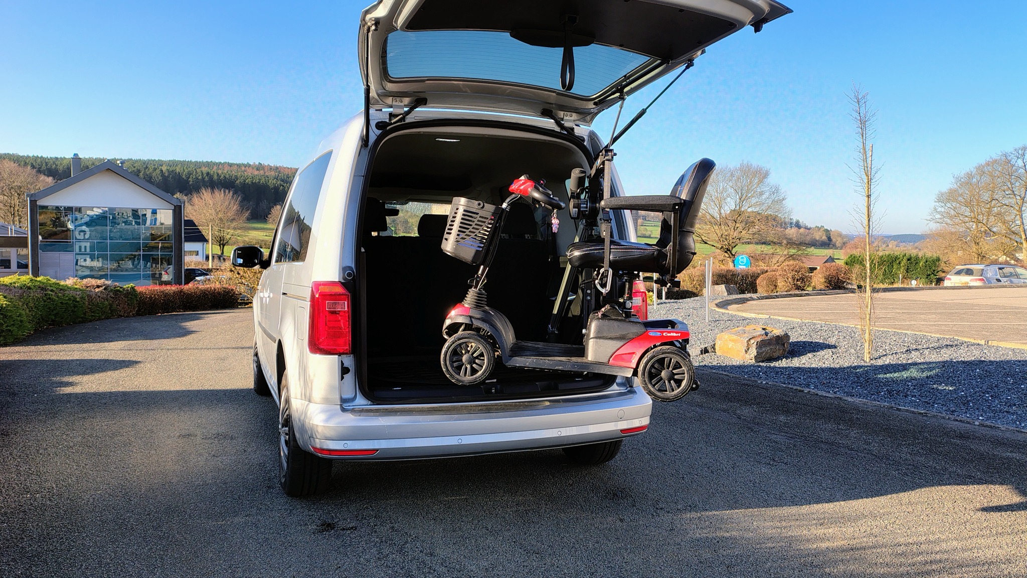 Grue de chargement pour scooter dans Volkswagen Caddy